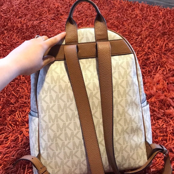 Large Micheal Kors backpack - Picture 5 of 7